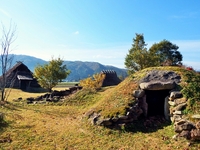 竪穴住居(復元)と移築古墳の画像