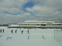 新校舎と遠くに蒜山三座を見ながらの体育（クロスカントリー）