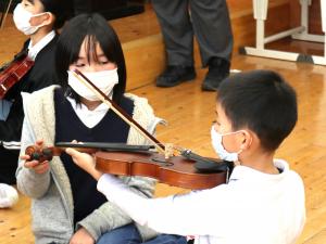 バイオリン体験学習　教え合いの姿
