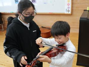 バイオリン体験学習　教え合いの姿