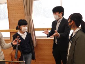 安久津先生　バイオリン体験学習