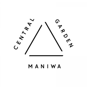 頂点を閉じていない三角形の周りに「セントラル　ガーデン　マニワ」と英語で表記