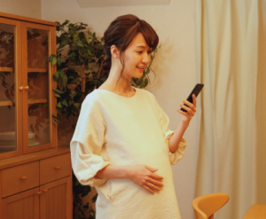 妊婦さんがアプリに健康状態を記録している