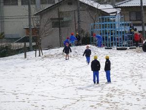 ３