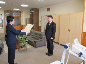 久世中学校校長室で授与されました。