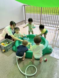 ひよこ組みんなで水遊び