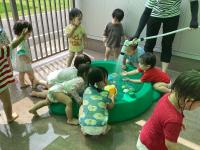 １歳児水遊びの様子