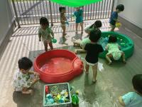 １歳児水遊びの様子　うさぎ組