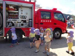 消防車の見学をする１歳児。