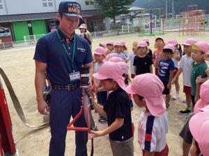 ５歳児道具を触らせてもらう