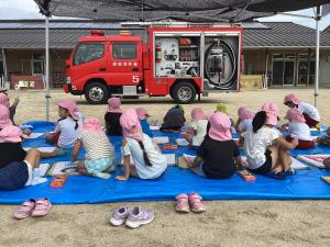５歳児消防車を描く