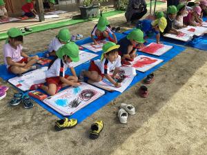 ４歳児消防車を描く