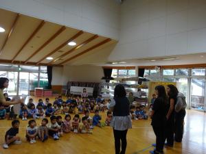 イタリア人高校生と対面してドキドキしている園児たち。