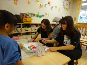 3歳児クラス。製作にも参加