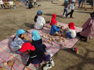 木のブロックで、積んだり並べたりしている園児たち。