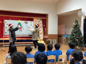 先生達がペープサートでクリスマスの楽しいお話をしてくれています。