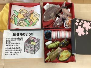 紙で作られたお節のお重。