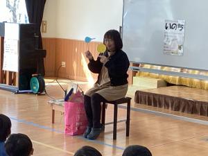 園長先生がペープサートを使って精子と卵子のお話をしてくれています。