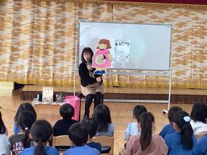 生まれてくるまではお母さんのお腹の中で赤ちゃんは大きくなるよ。