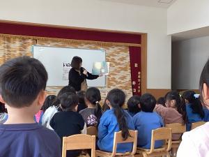 絵本を読んでくれている園長先生。
