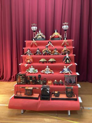 ステージの上のひな飾り