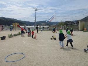園庭で3歳以上のこどもたちが遊んでいます