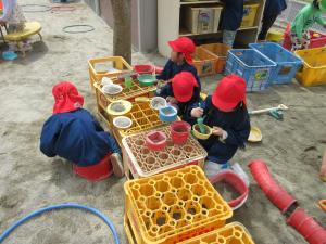 3歳以上のこどもたちが砂場遊び