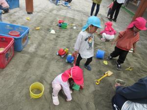 2歳児砂場遊び