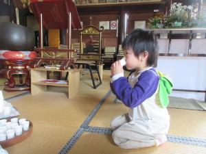 飲む