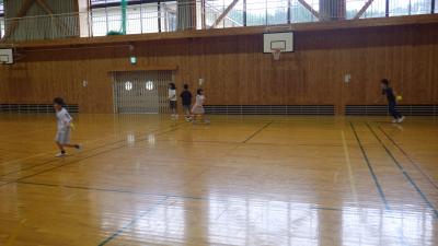 逃げる