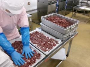 ジャージ牛肉をきれいに鉄板に並べている様子