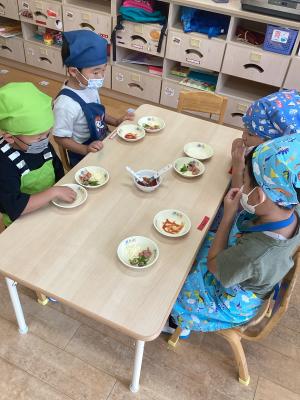 手は膝に置いて待とうね。