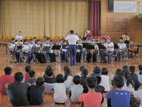 警察音楽隊のすばらしい演奏に聴き入りましたの画像