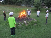 キャンプファイヤーの炎を囲んで、協力することの大切さを確かめましたの画像