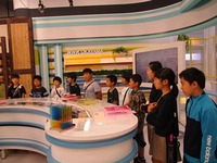NHKでは、実際の番組で使っているスタジオの中に入らせてもらいましたの画像