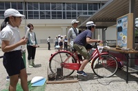 自転車をこいで発電する体験をしましたの画像