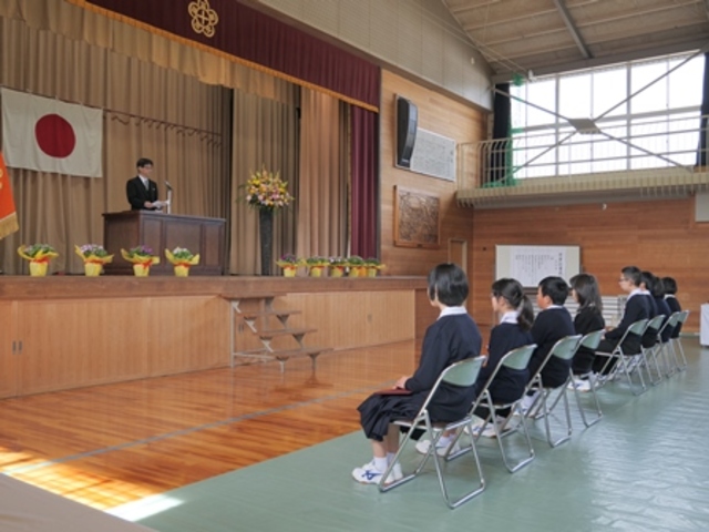 8人の卒業生が門出の日を迎えましたの画像