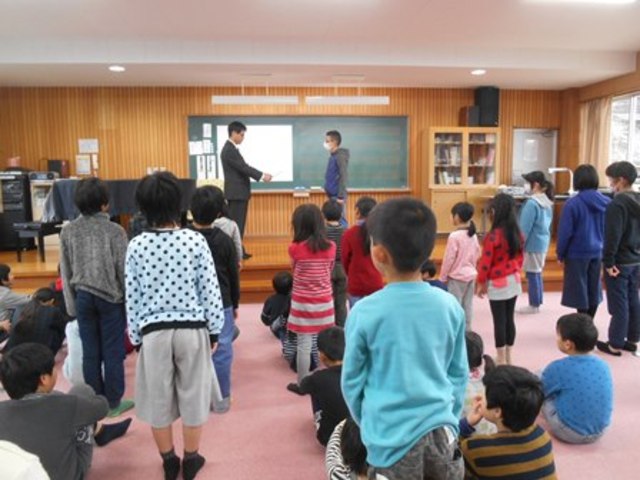 今年度最後の児童朝礼。掃除名人、暗唱名人、多読賞など大勢の人が表彰されましたの画像