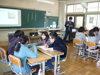 6年生は小学校最後の参観日。親子クイズ対決で盛り上がりましたの画像