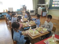 1年生と一緒に給食を食べましたの画像