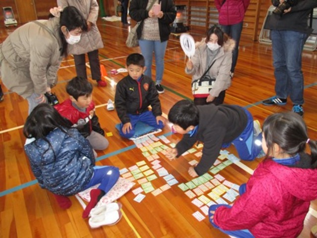 1月26日の学校公開日。授業参観後に、百人一首大会となわとび集会が行われましたの画像