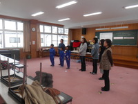 1年生は音楽。見に来てくださった方と一緒に歌いましたの画像