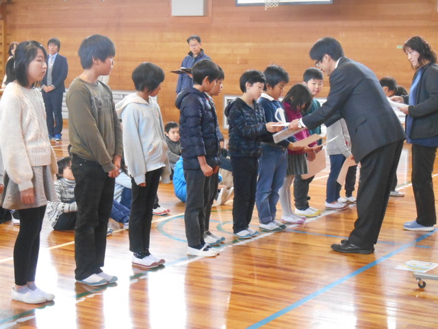 2学期終業式で「掃除名人」の表彰が行われましたの画像