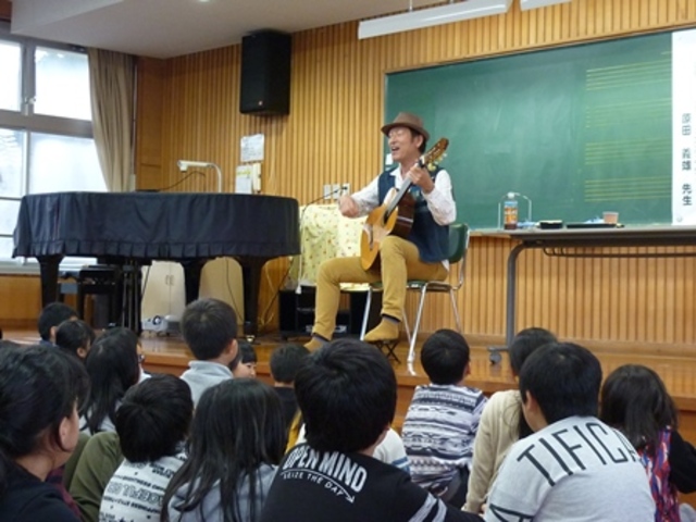 人権講演会では、原田義雄さんの歌とお話で会場が温かい空気に包まれましたの画像