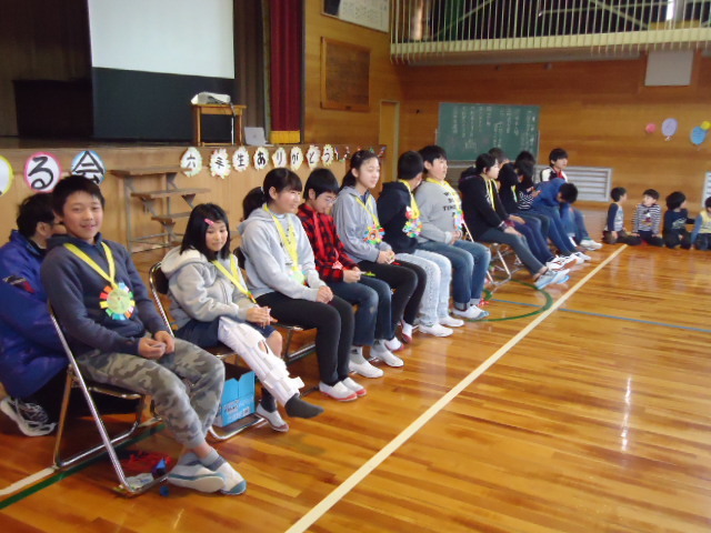 13人の6年生の卒業をみんなでお祝いしましたの画像