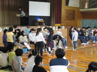 各学年が出し物を披露し、プレゼントを渡しましたの画像
