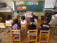 1年生が、小学校生活について紙芝居で説明しましたの画像