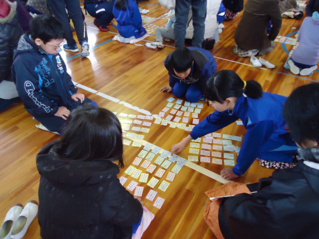 3学期の学校公開日の定番となった「百人一首大会」の画像