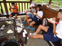 昼食は捕った魚を自分たちでさばいてバーベキューをしましたの画像