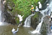 滝を滑り降りたり、滝壺に飛び込んだりして楽しみましたの画像